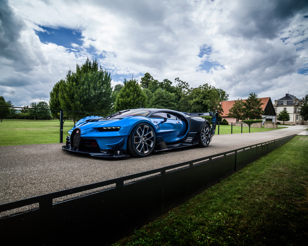 Синий спортивный автомобиль  Bugatti Chiron 