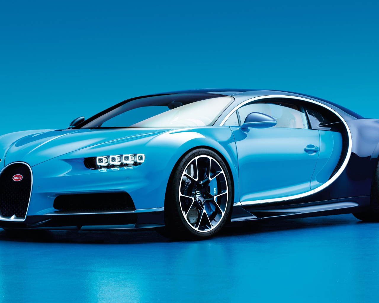 Голубой спортивный автомобиль Bugatti Хирон на голубом фоне