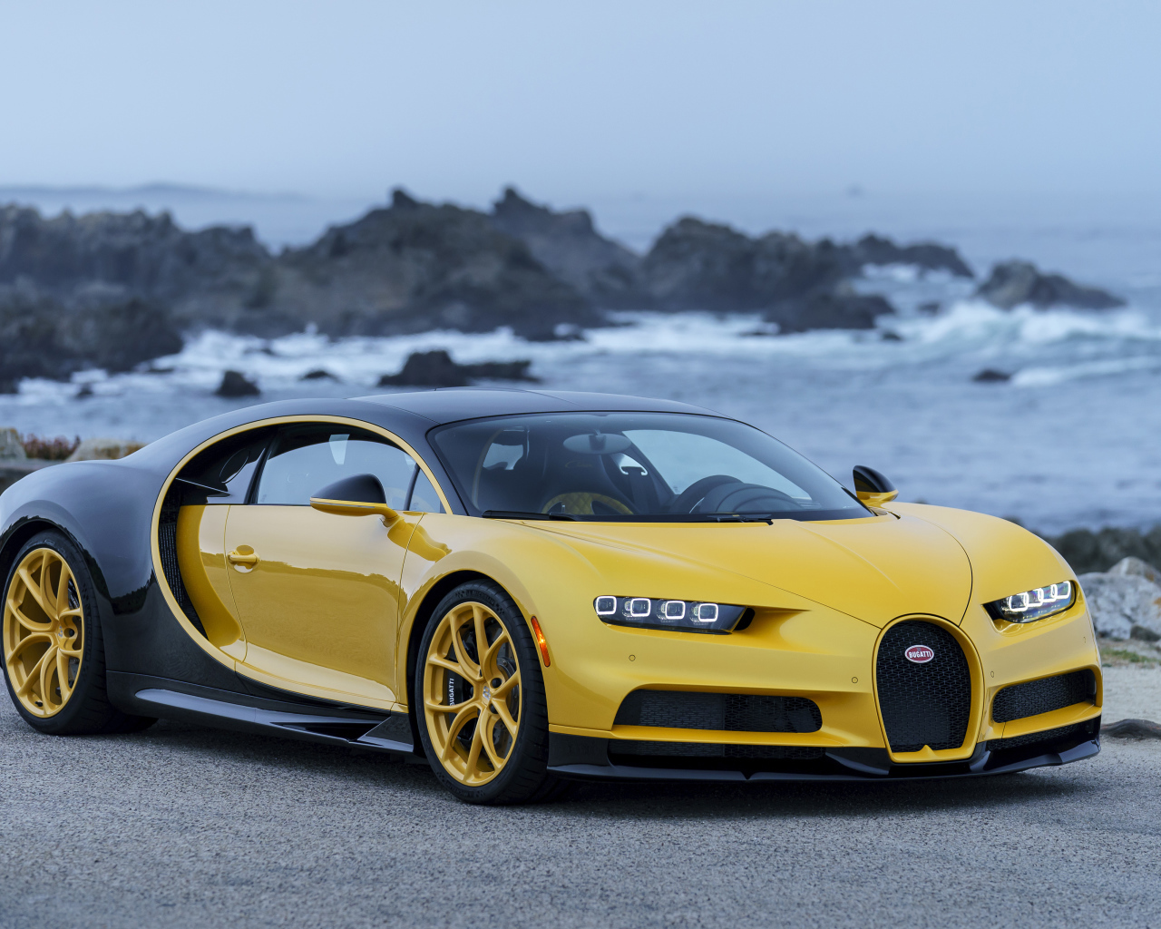 Желто - черный спортивный автомобиль Bugatti Chiron,  2018