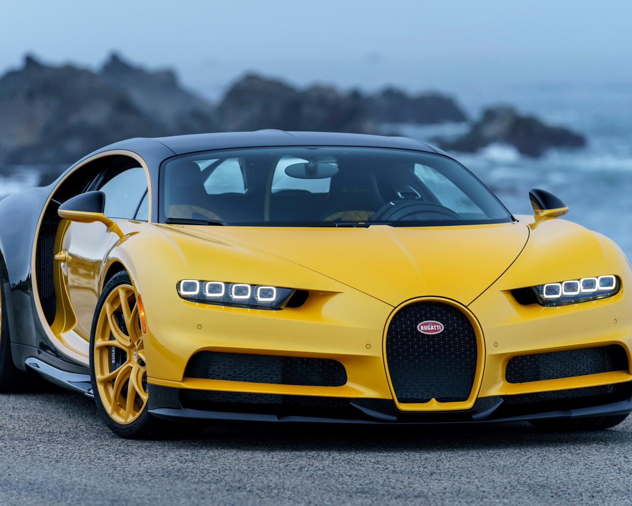 Желтый спортивный автомобиль Bugatti Chiron, 2018