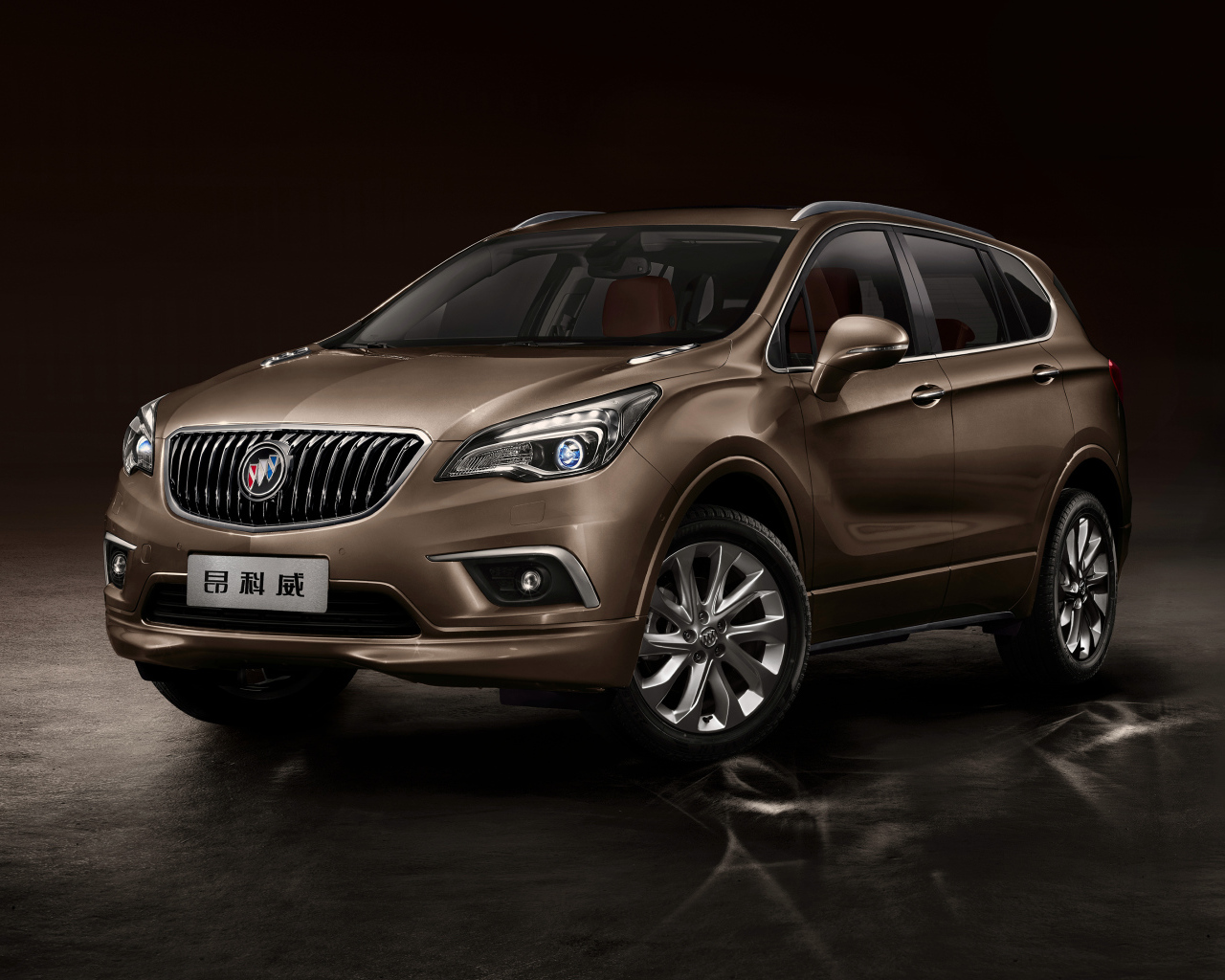 Коричневый стильный автомобиль Buick Envision