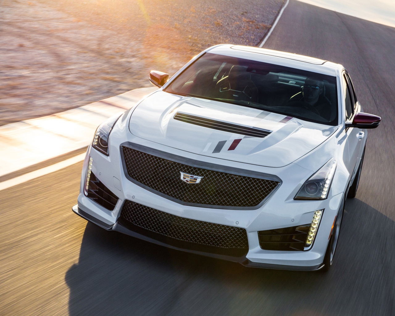 Белый автомобиль Cadillac CTS V, 2018
