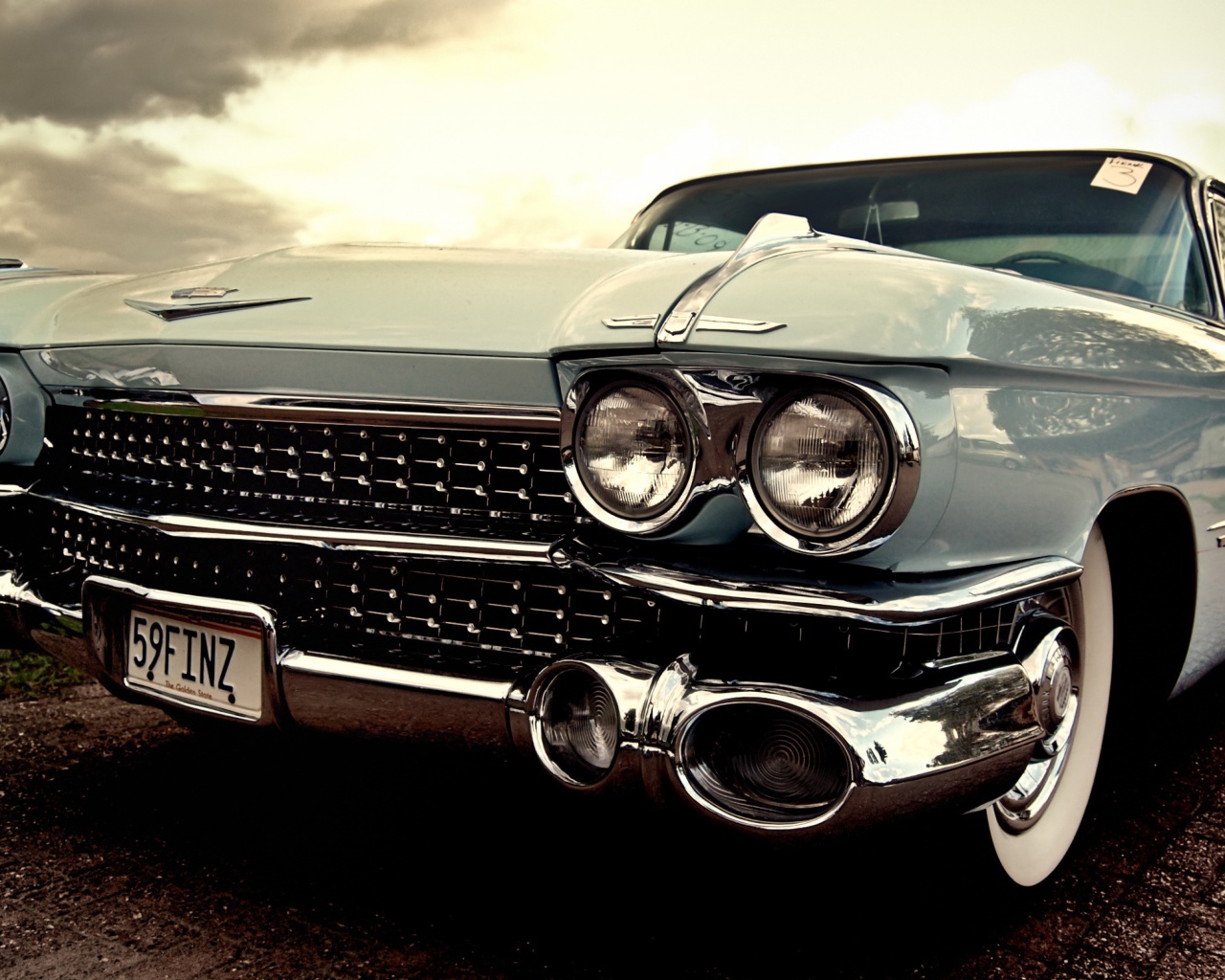 Ретро автомобиль Cadillac Eldorado Biarritz вид спереди