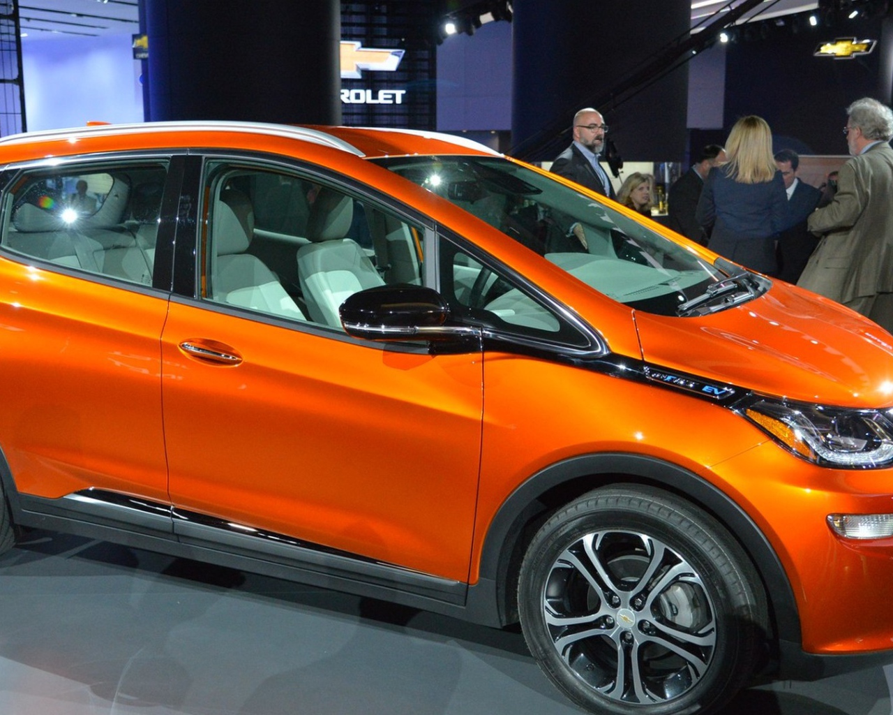 Оранжевый Chevrolet Bolt EV модель  2017 года 