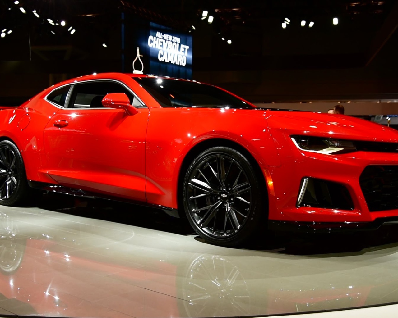 Красный Chevrolet Camaro ZL1 спорт-купе 2017 года  