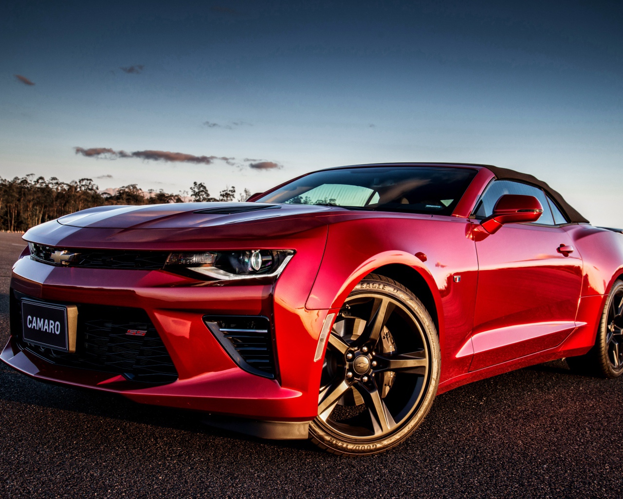 Красный стильный автомобиль Chevrolet Camaro