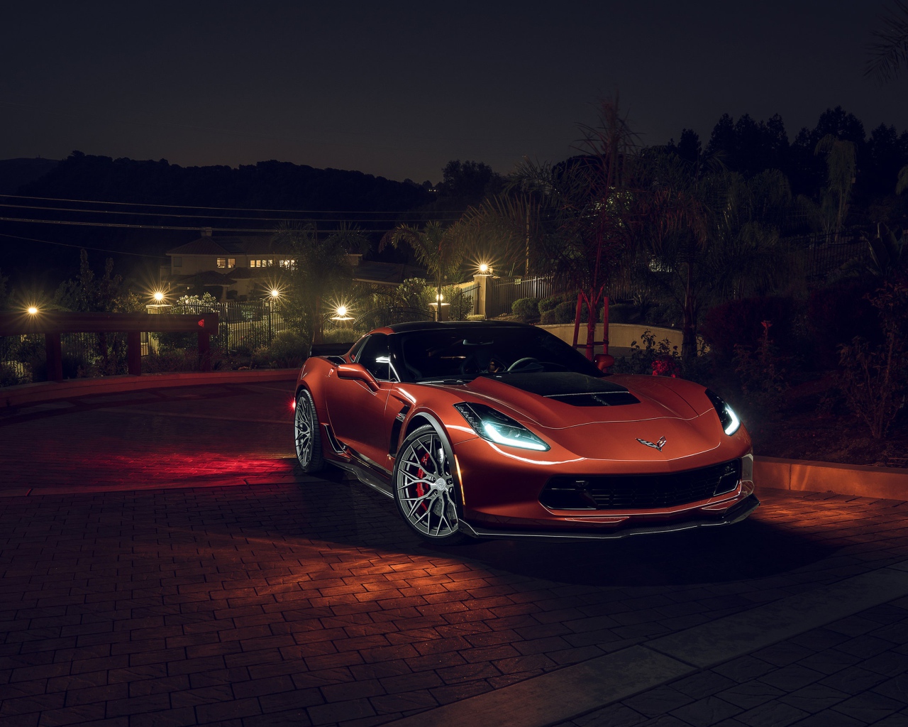 Оранжевый автомобиль Chevrolet Corvette Z06, 2018 с включенными фарами