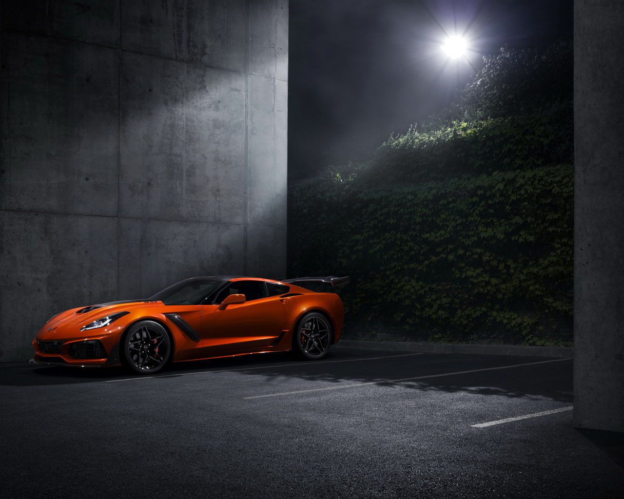 Оранжевый автомобиль Chevrolet Corvette ZR1, 2018 при свете луны
