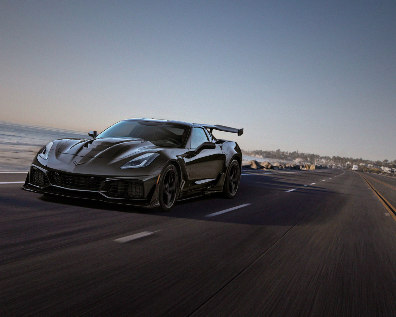 Спортивный быстрый автомобиль Chevrolet Corvette ZR1, 2019 на трассе
