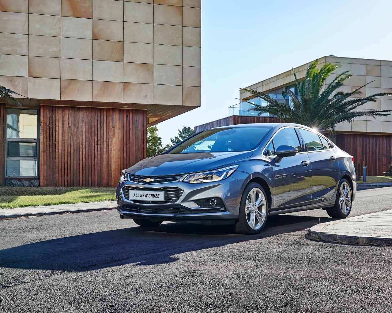 Автомобиль Chevrolet Cruze серебристого цвета 