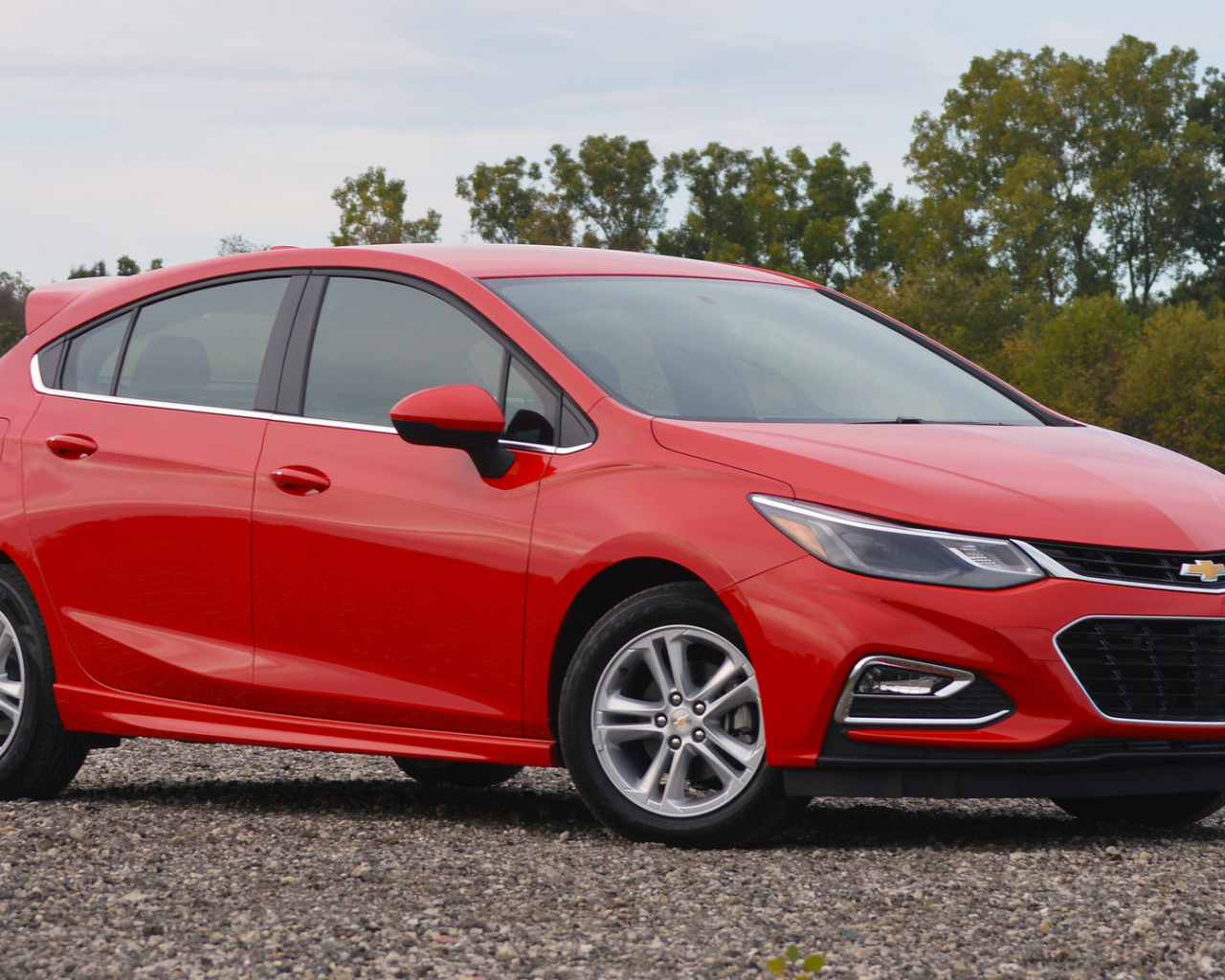 Красный Chevrolet Cruze Hatchback 2017 года 
