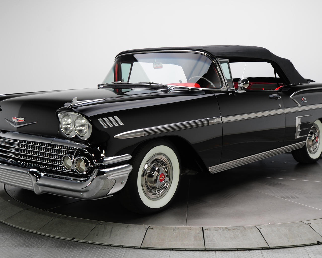Черный ретро автомобиль Chevrolet Impala Convertible 1958