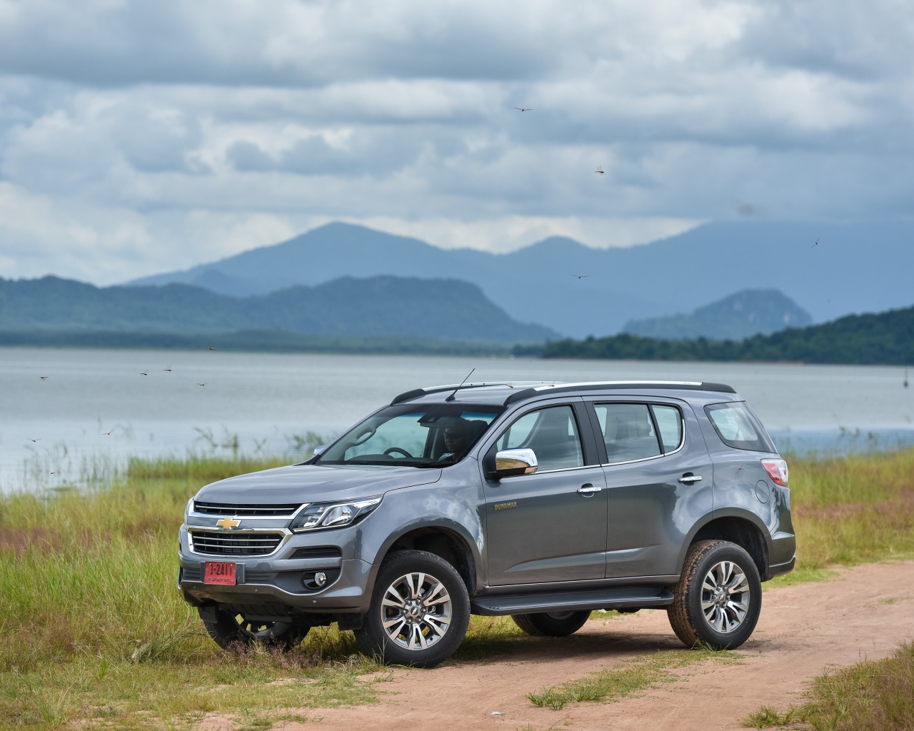 Серый автомобиль Chevrolet TrailBlazer, 2017 на фоне гор 