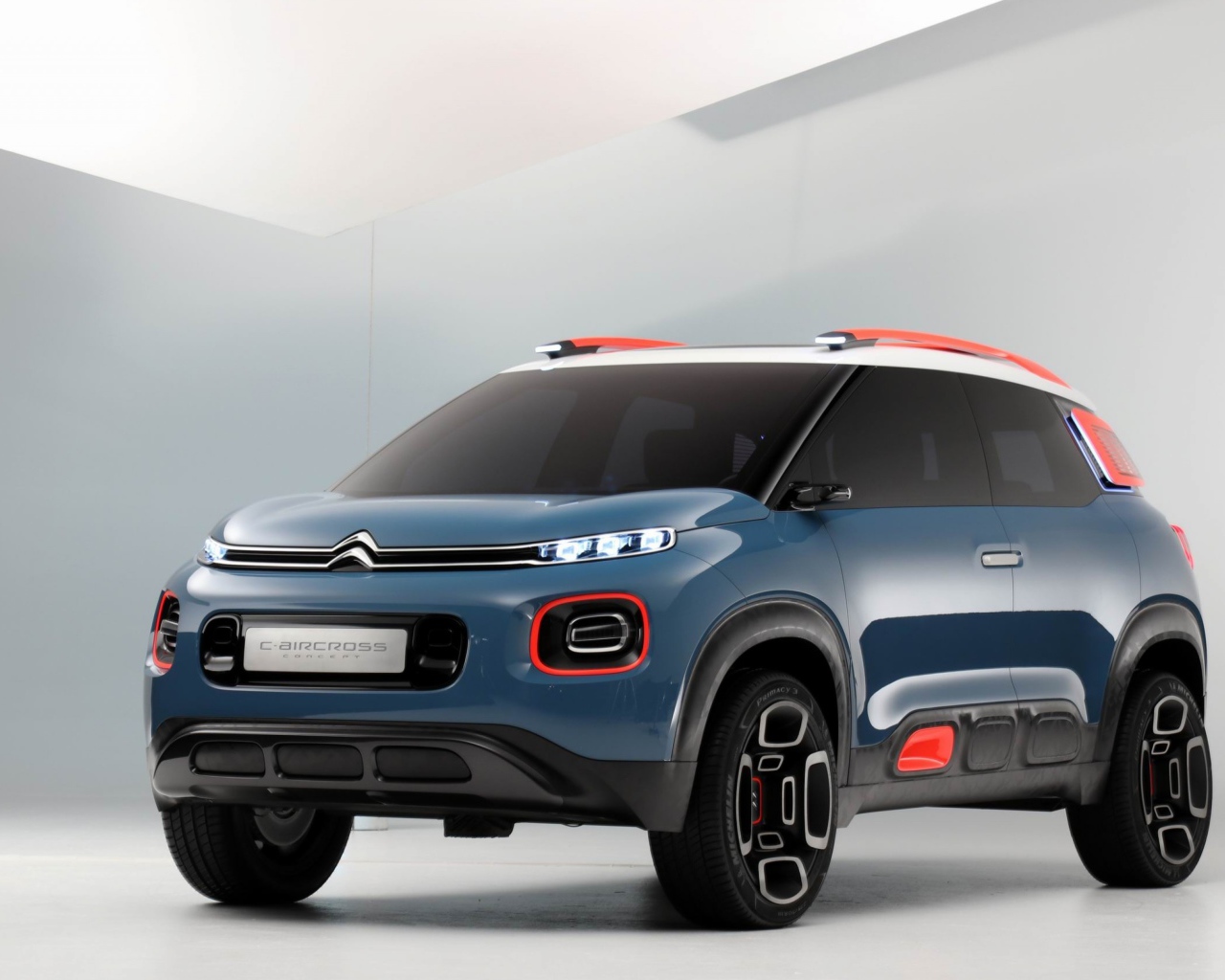 Синий кроссовер Citroen C5 Aircross, 2018 на сером фоне
