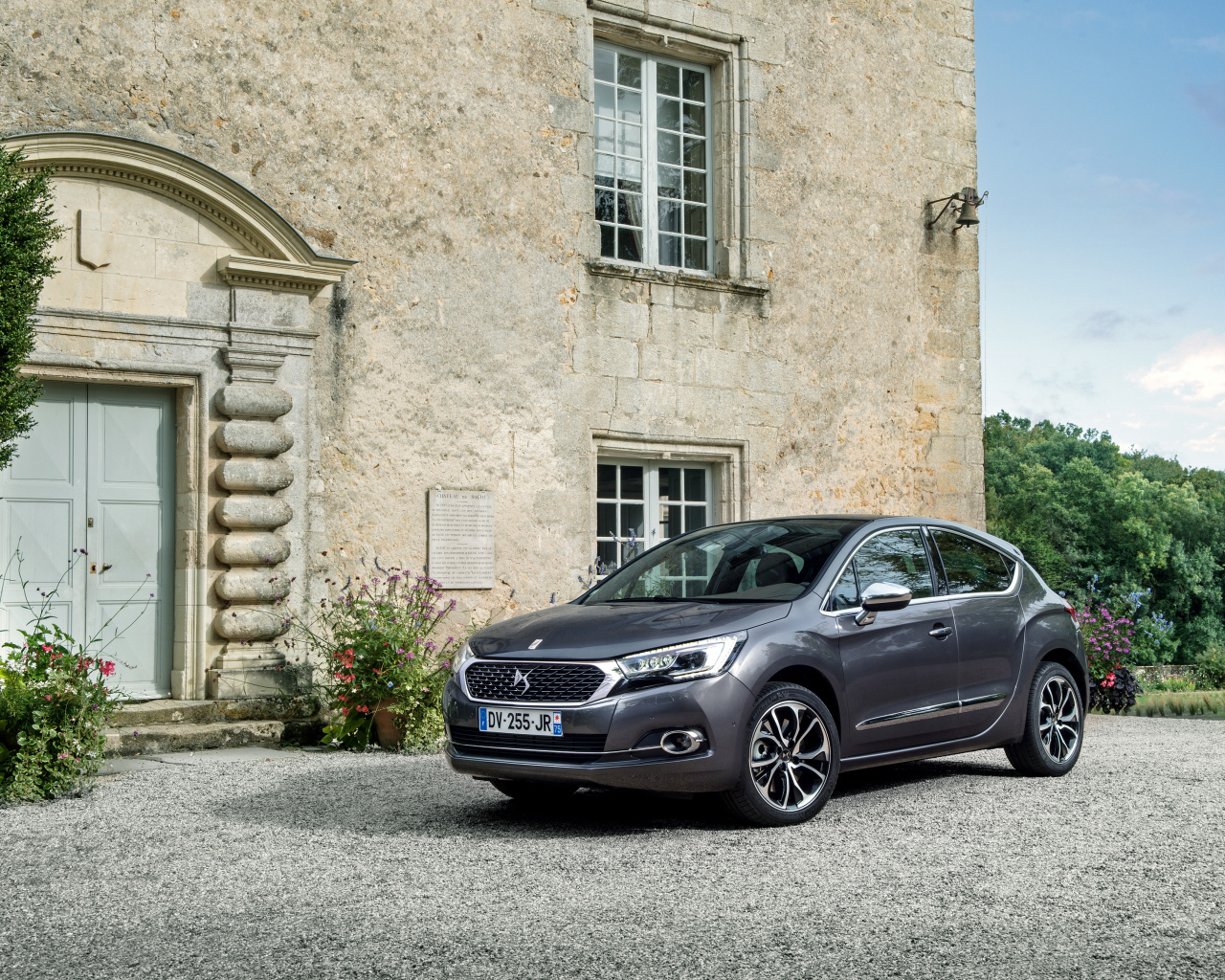 Серебристый автомобиль Citroen DS4 у дома 