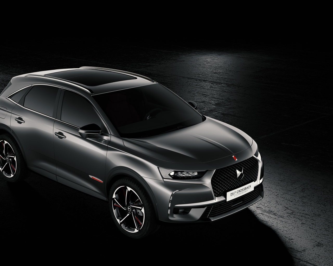 Серебристый автомобиль Citroen DS 7, 2018 на черном фоне