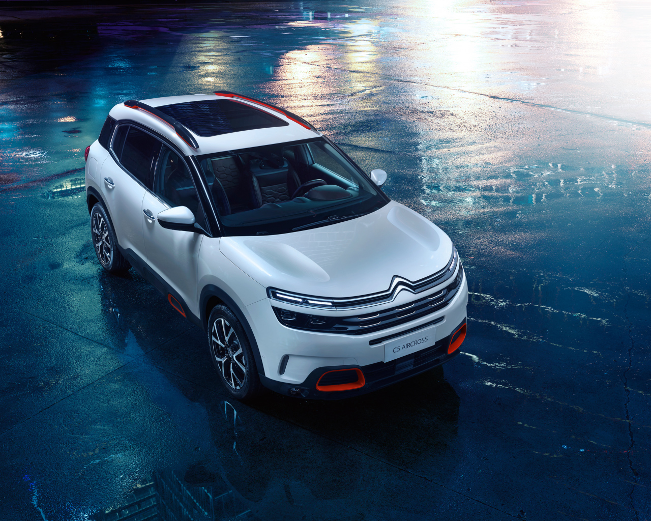 Серебристый кроссовер Citroen C5 Aircross на мокром асфальте