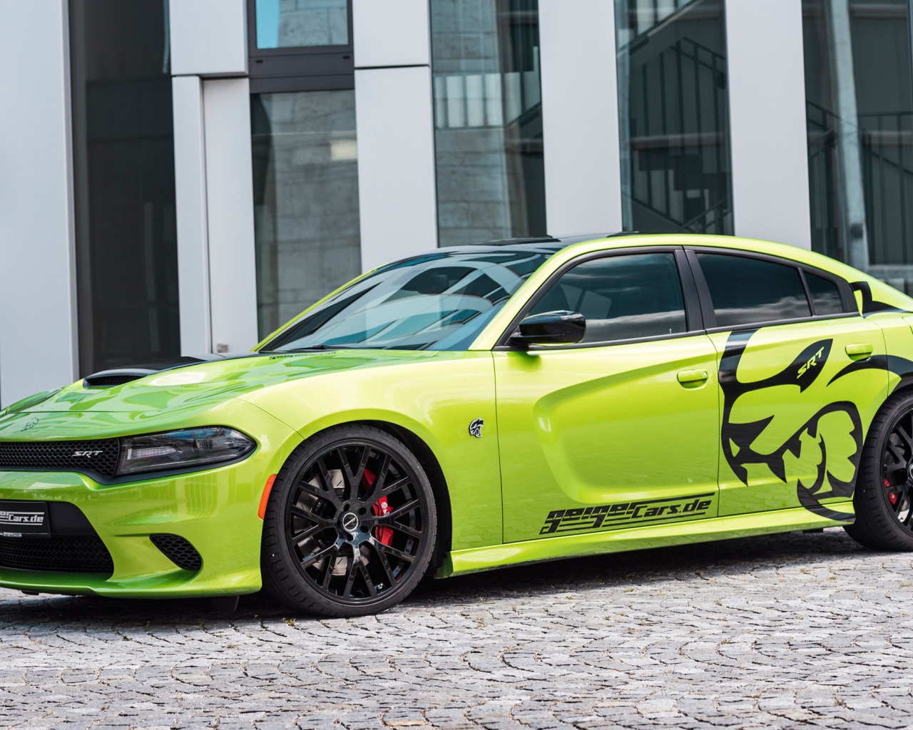Зеленый автомобиль Dodge Charger SRT 