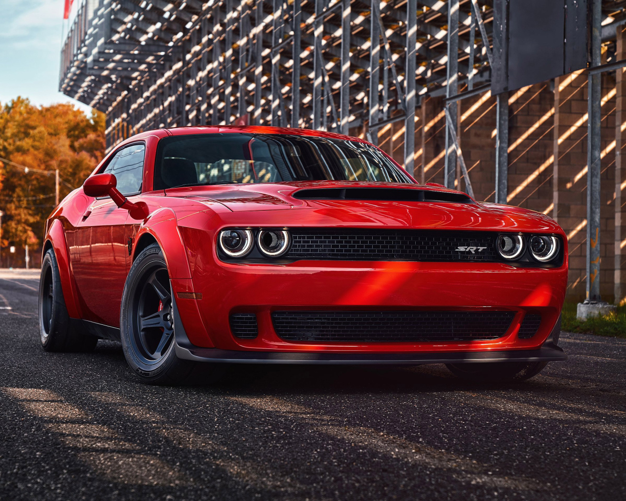Красный автомобиль Dodge Challenger SRT Demon, 2018 