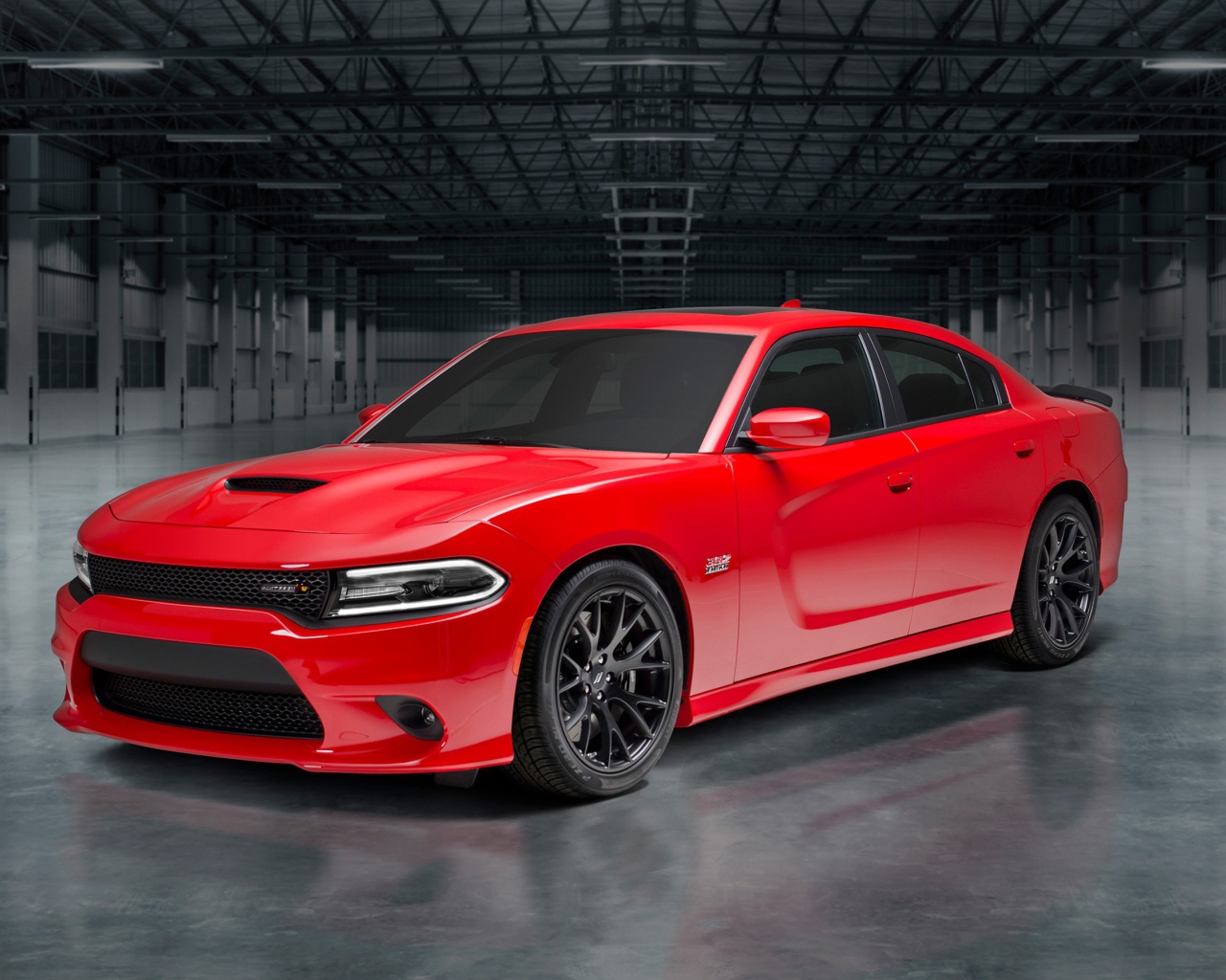 Красный спортивный автомобиль Dodge Charger, 2018 в гараже
