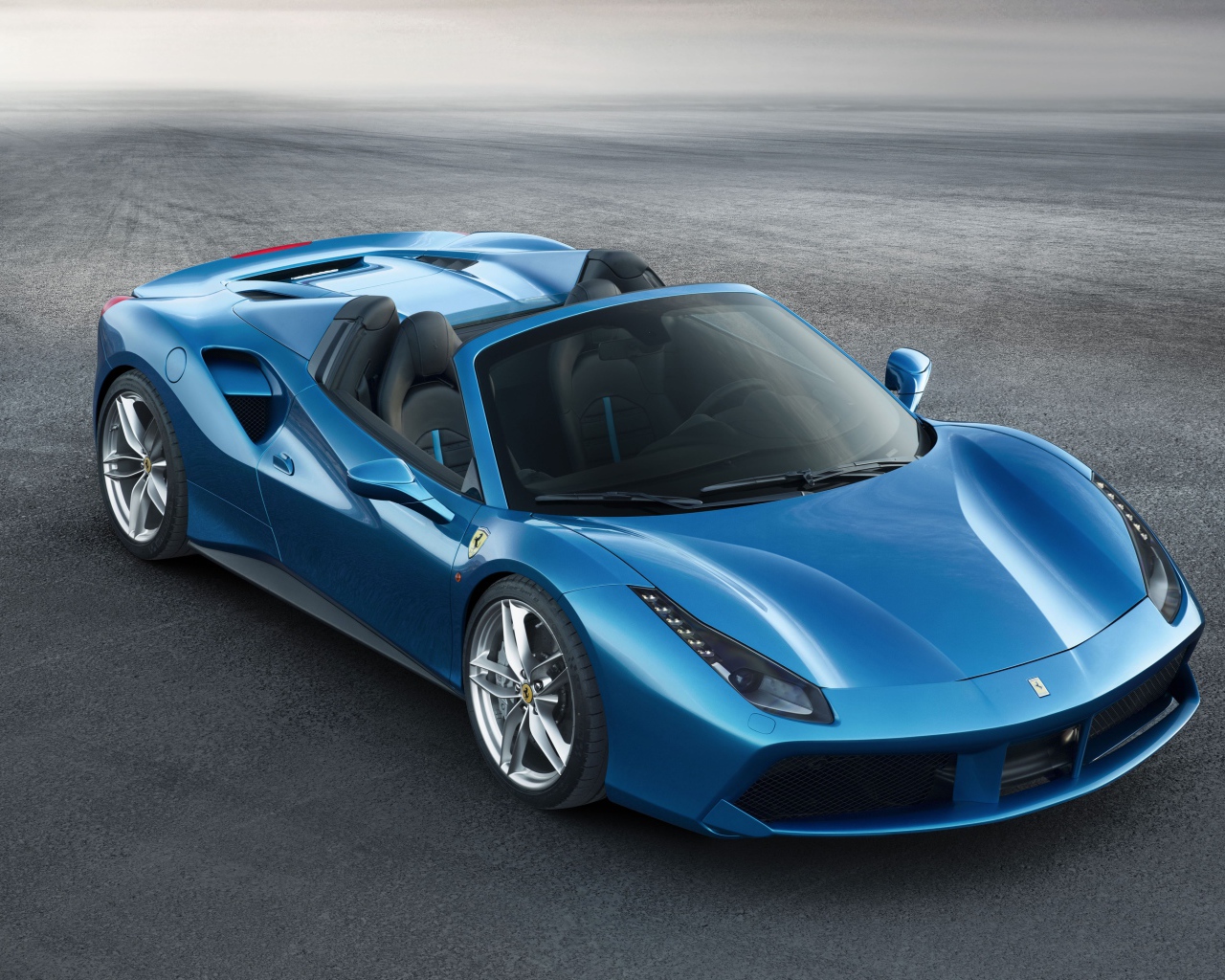Синий спорткар Ferrari 488 Spider 