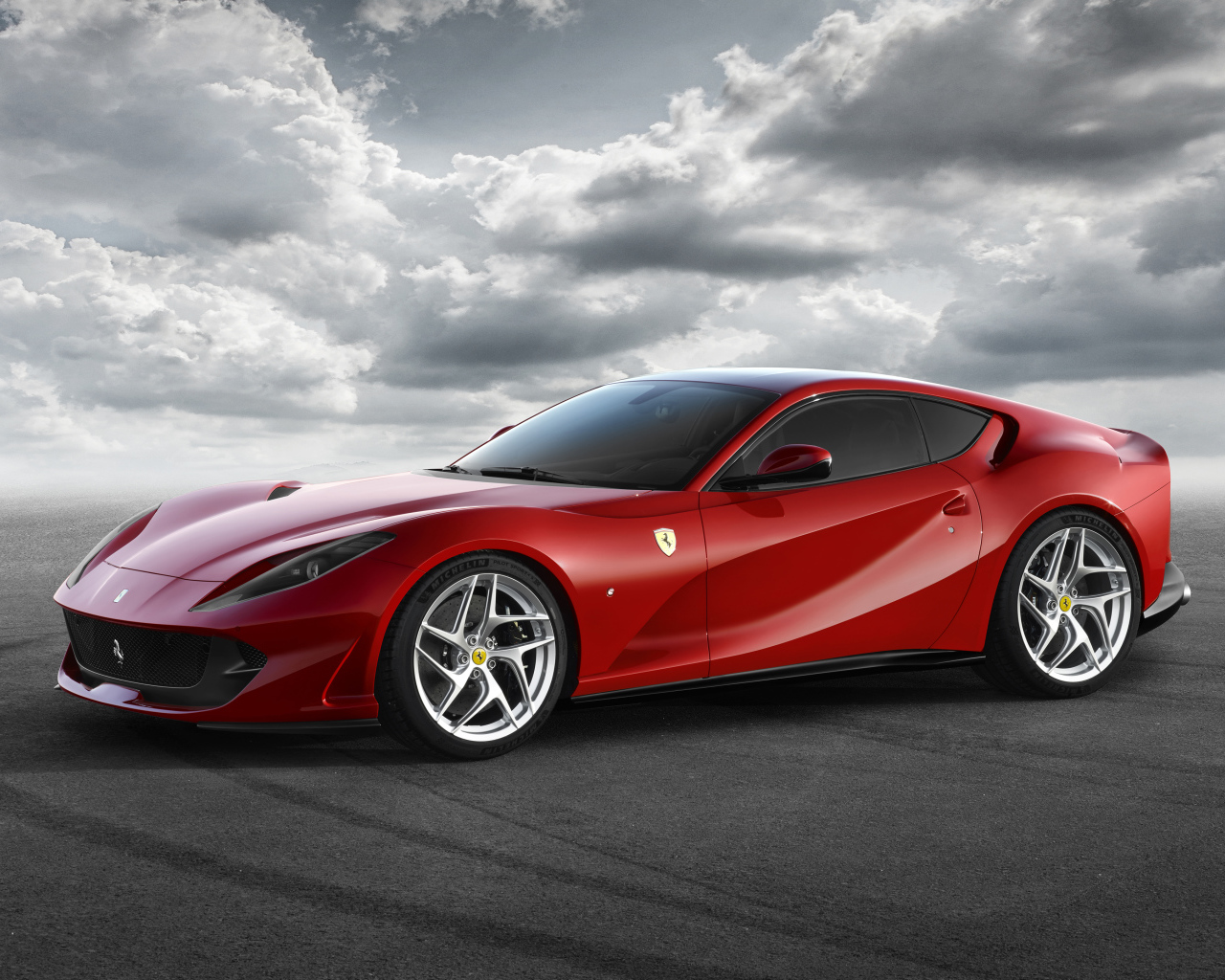Бордовый спорткар Ferrari 812 Superfast, 2017 