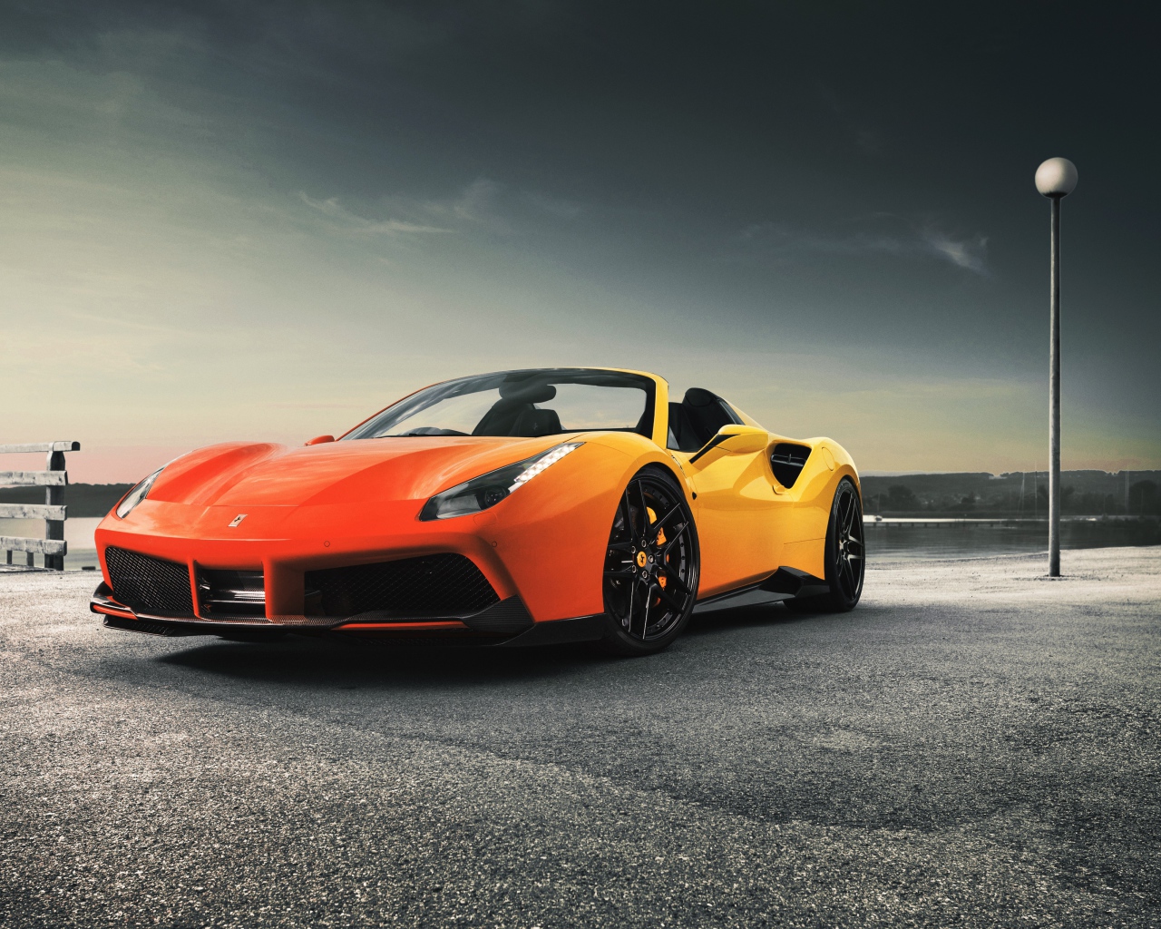 Оранжевый спорткар Ferrari 488 Spider 