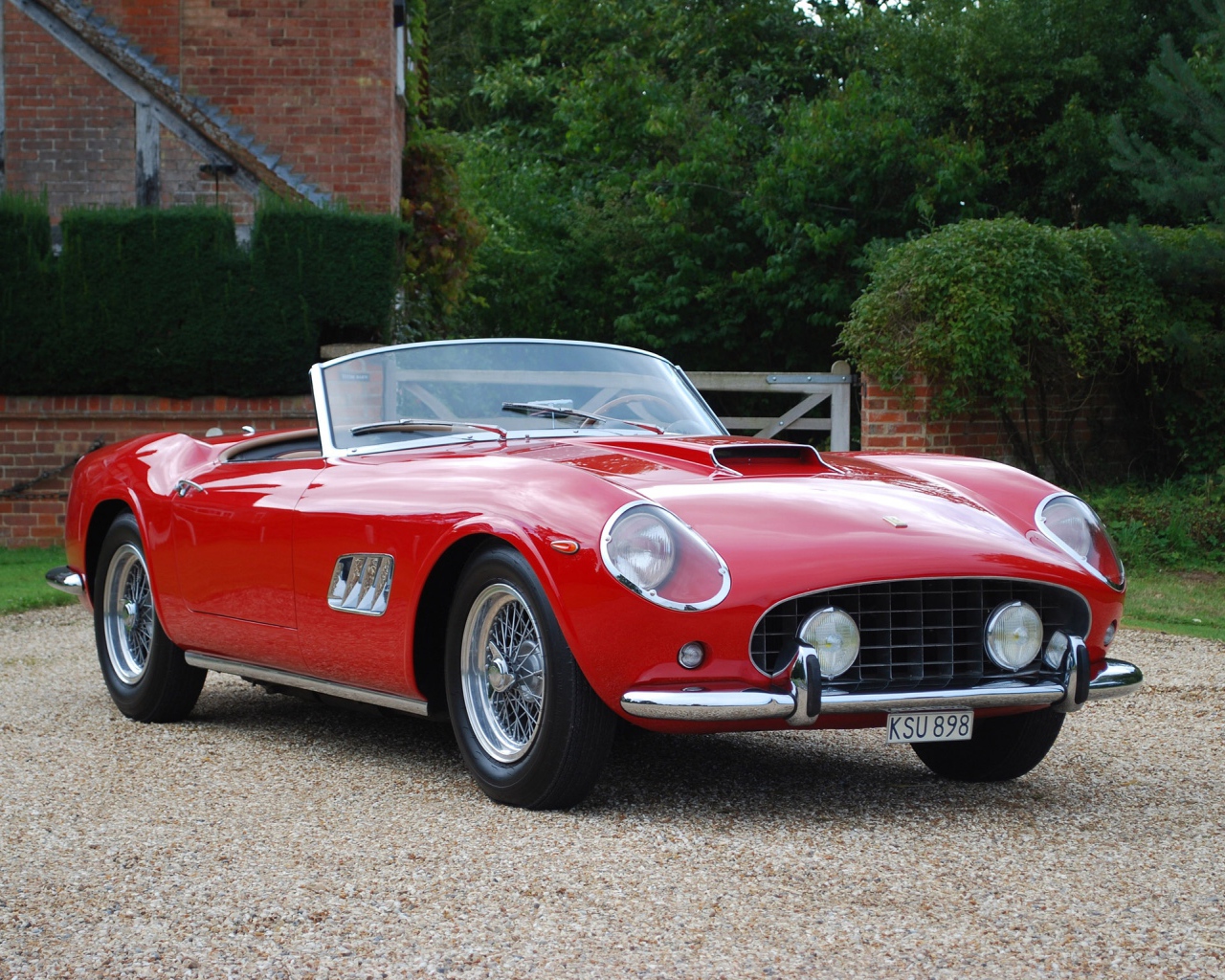 Ретро автомобиль кабриолет красного цвета Ferrari 250 Gt 