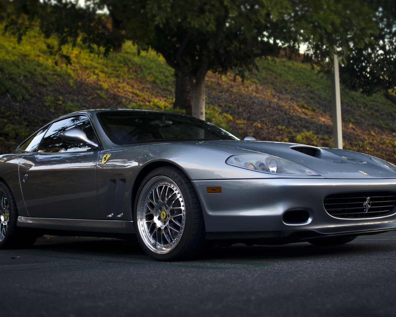 Серебристый автомобиль Ferrari 575M Maranello 