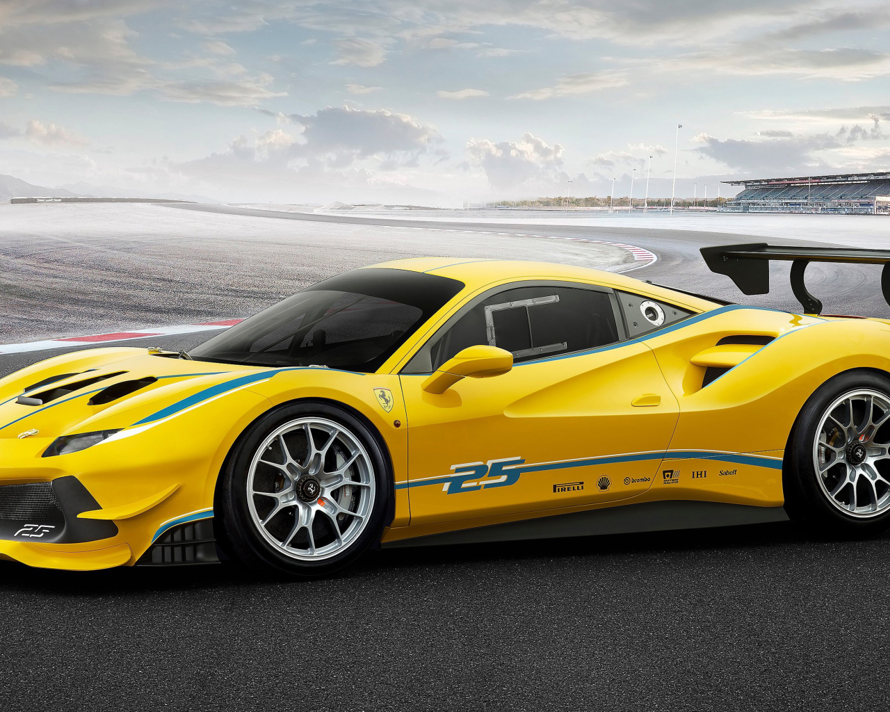 Желтый спортивный автомобиль  Ferrari 488 Challenge 2017 