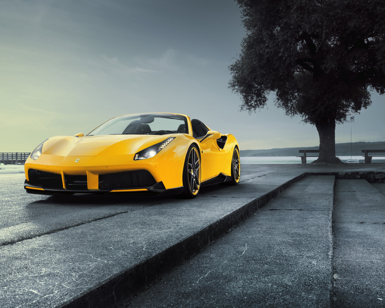 Желтый спортивный автомобиль Ferrari Spider Rosso Novitec 488 