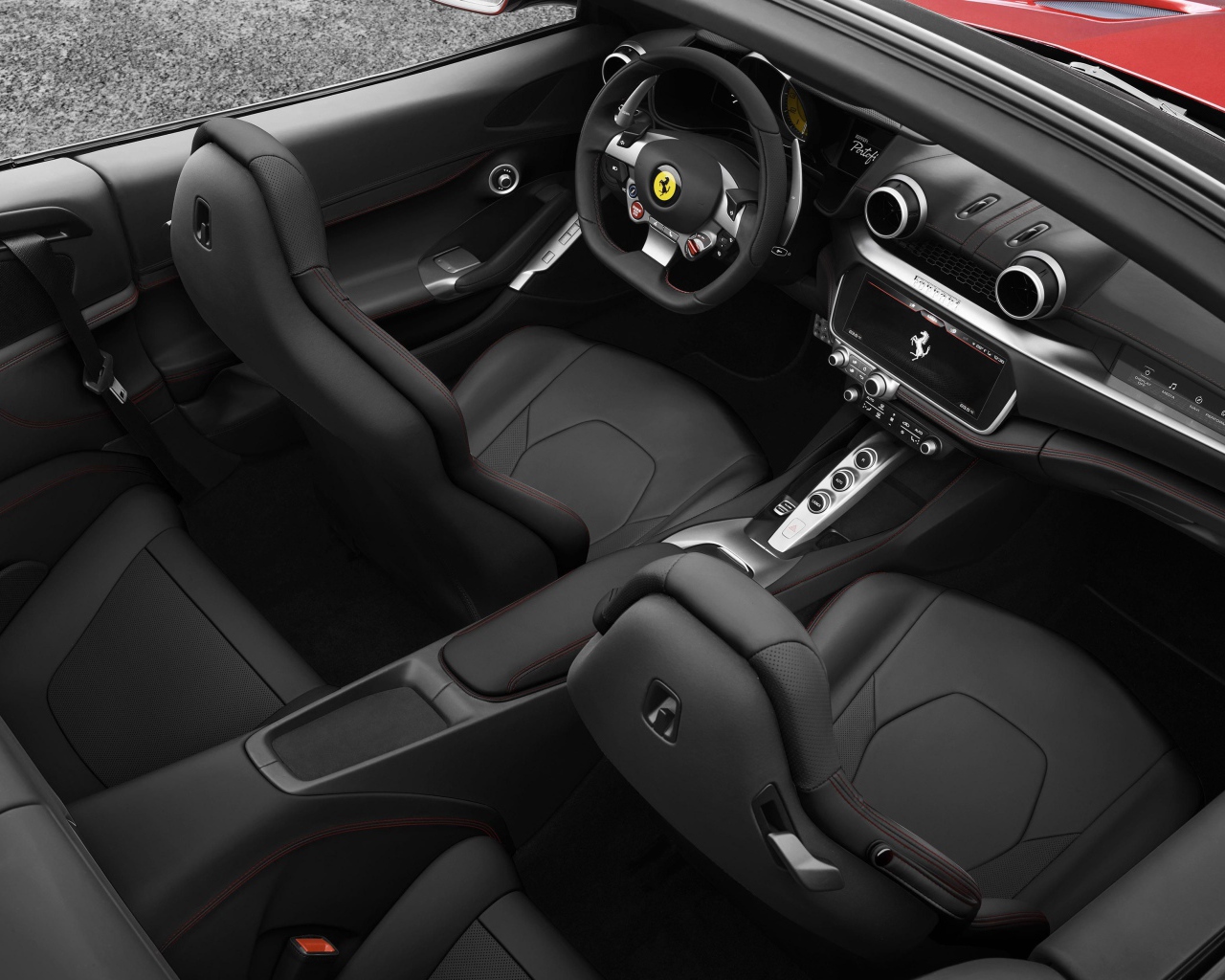 Черный кожаный салон автомобиля Ferrari Portofino, 2018
