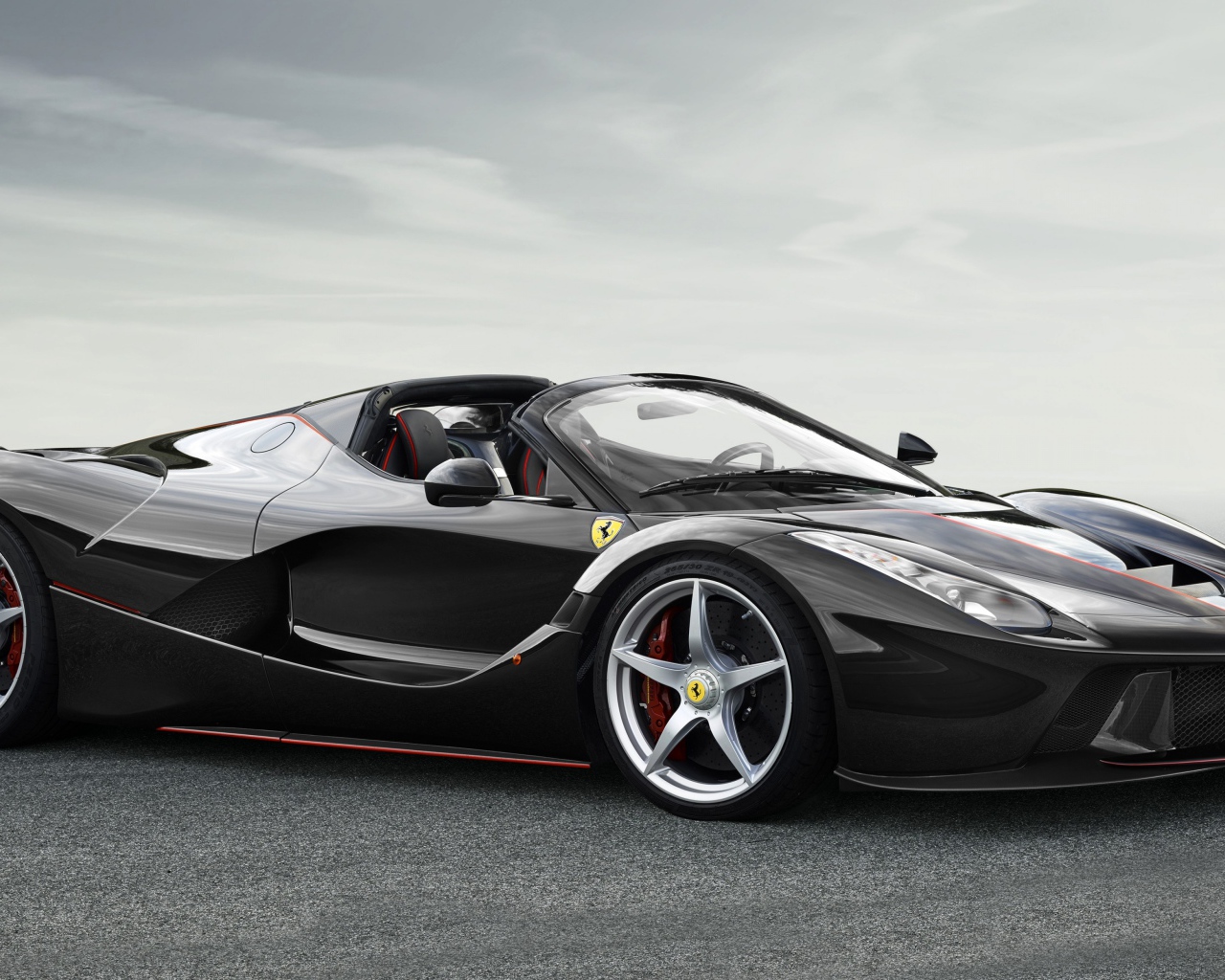 Черный спортивный автомобиль Ferrari LaFerrari Aperta