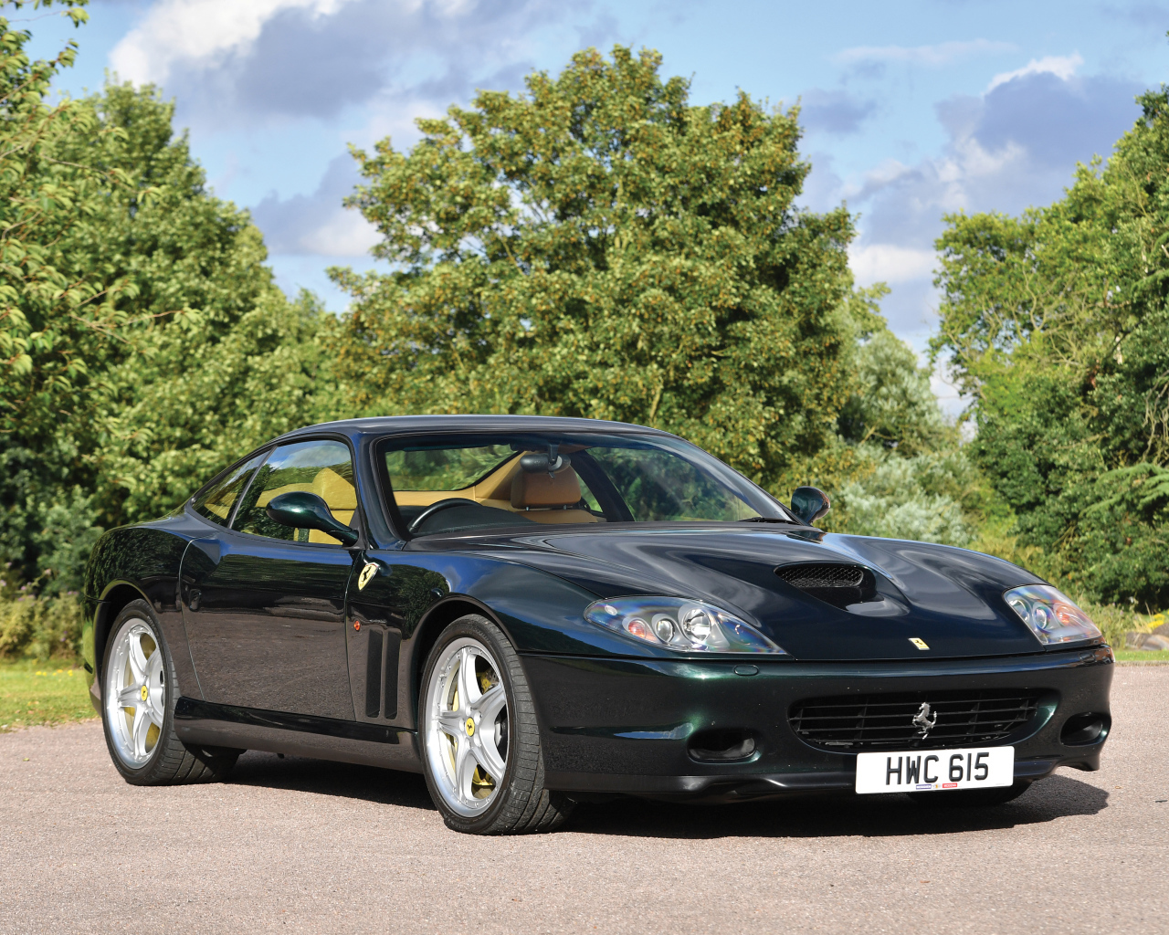 Быстрый черный автомобиль Ferrari 575M Maranello 