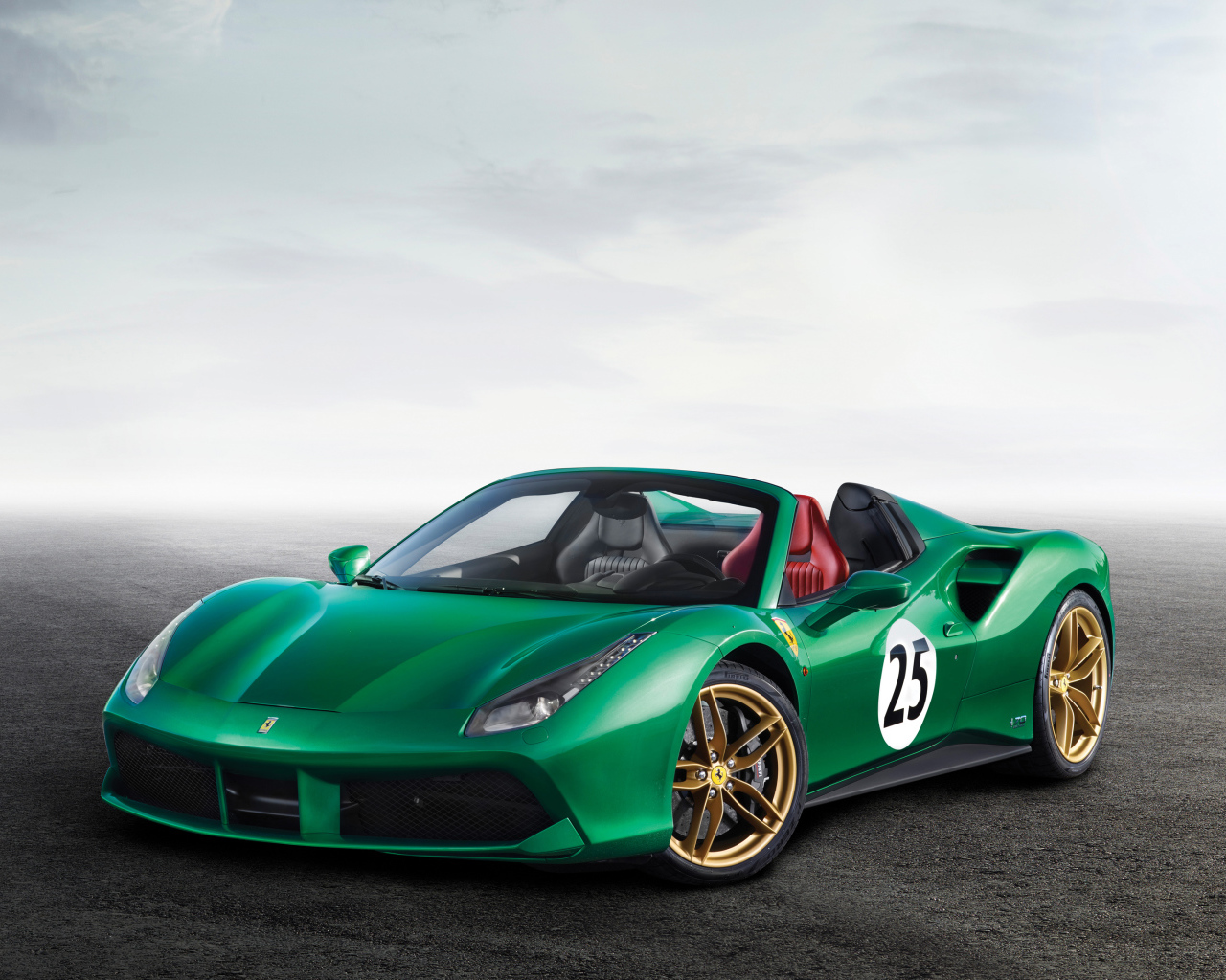 Зеленый спортивный автомобиль Ferrari 488 Spider, 2017