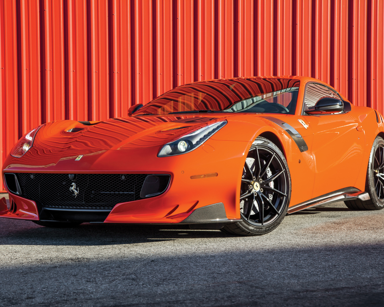 Оранжевый спортивный автомобиль Ferrari F12tdf, 2017