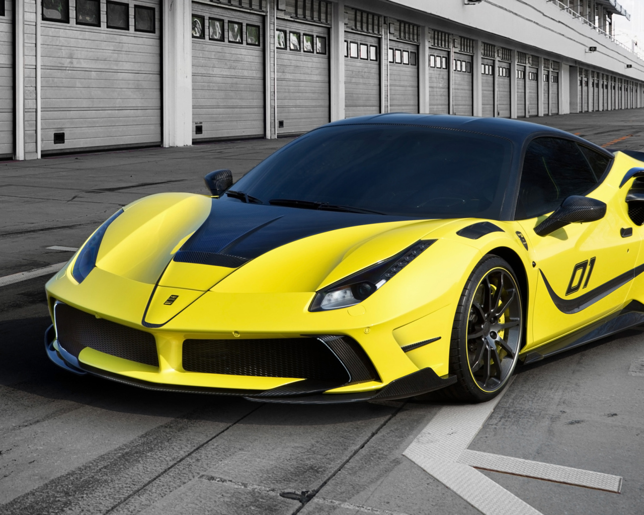 Мощный автомобиль Ferrari 488 GTB Siracusa желтого цвета