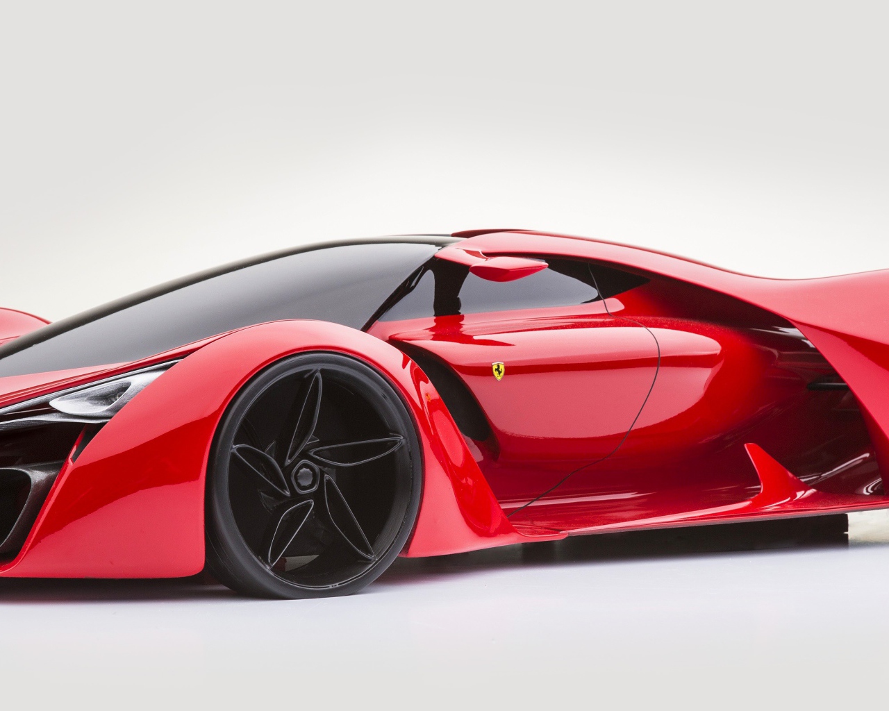 Красный гоночный автомобиль Ferrari LaFerrari F150