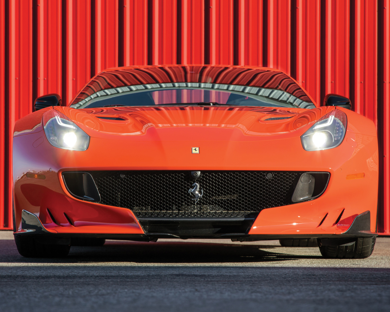 Красный блестящий автомобиль  Ferrari F12tdf