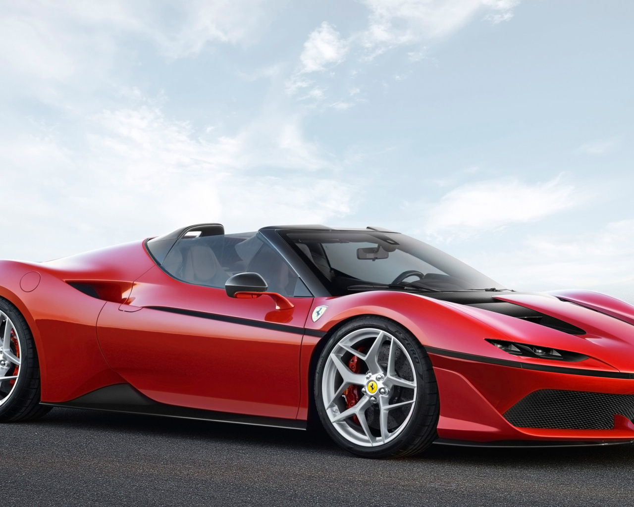 Красный спортивный автомобиль Ferrari J50