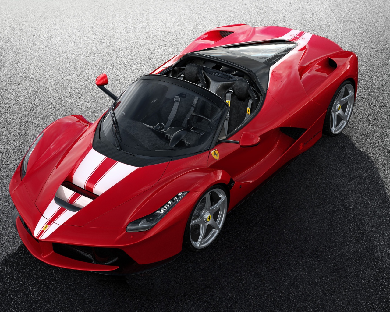 Красный спортивный автомобиль Ferrari LaFerrari Aperta вид сверху