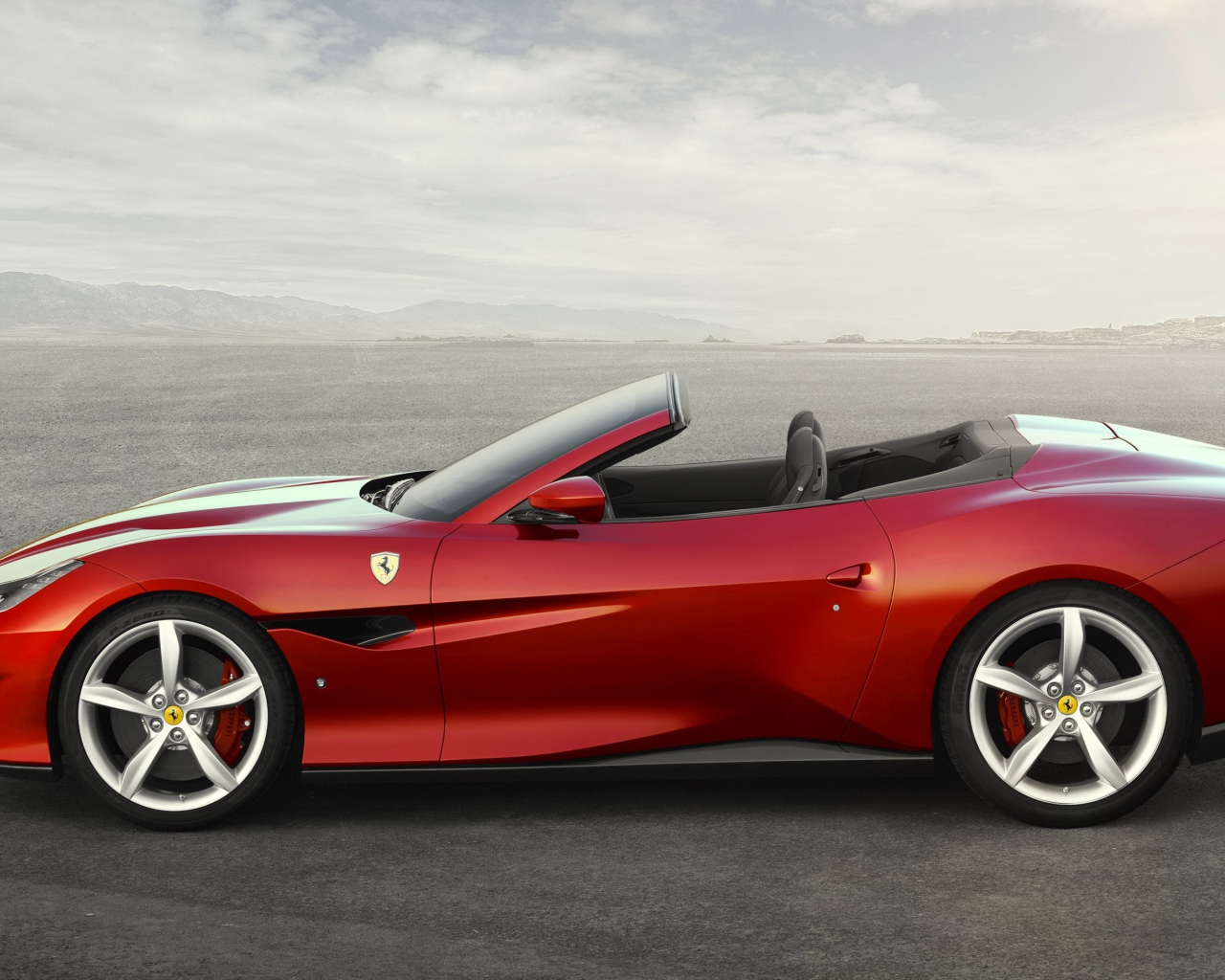 Красный спортивный автомобиль Ferrari Portofino, 2018