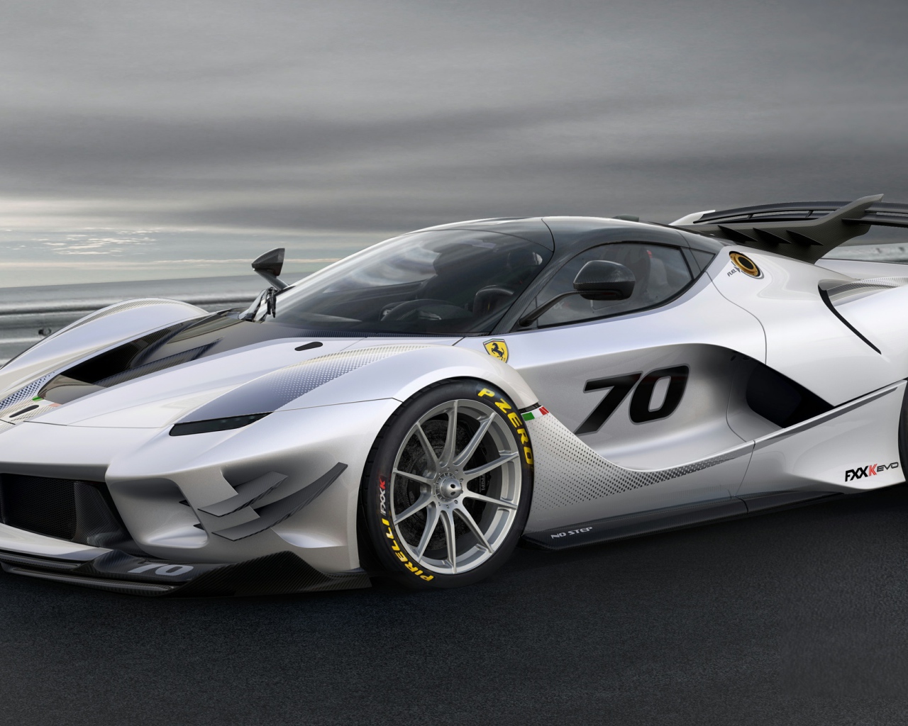 Спортивный автомобиль  Ferrari FXX-K Evo, 2018 вид сбоку