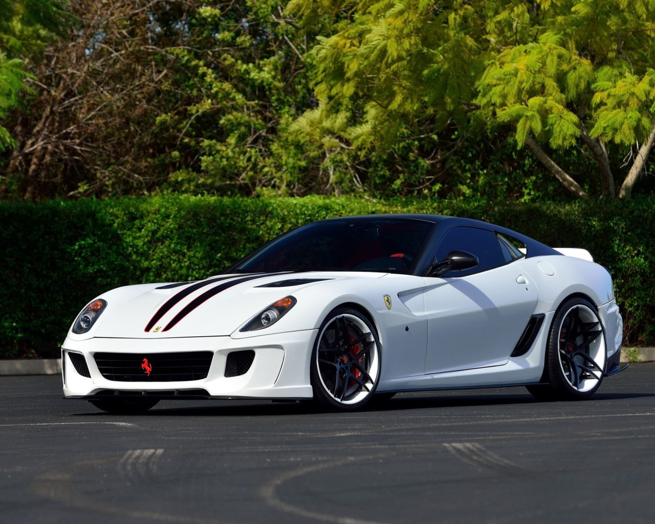 Белый спортивный автомобиль Ferrari 599 GTB