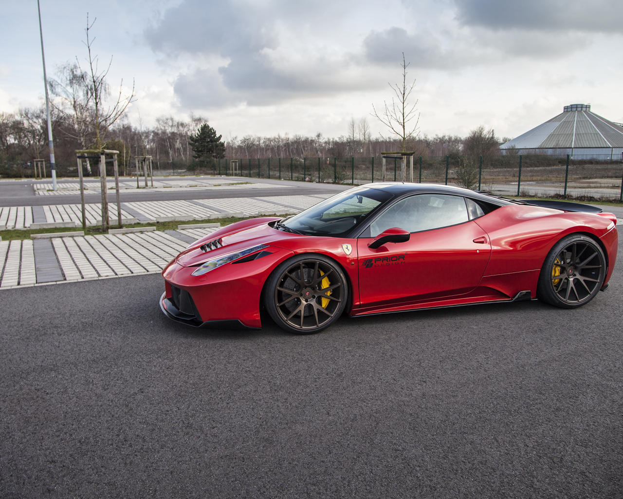 Красный спортивный автомобиль Ferrari 458 Italia Prior-Design PD458 