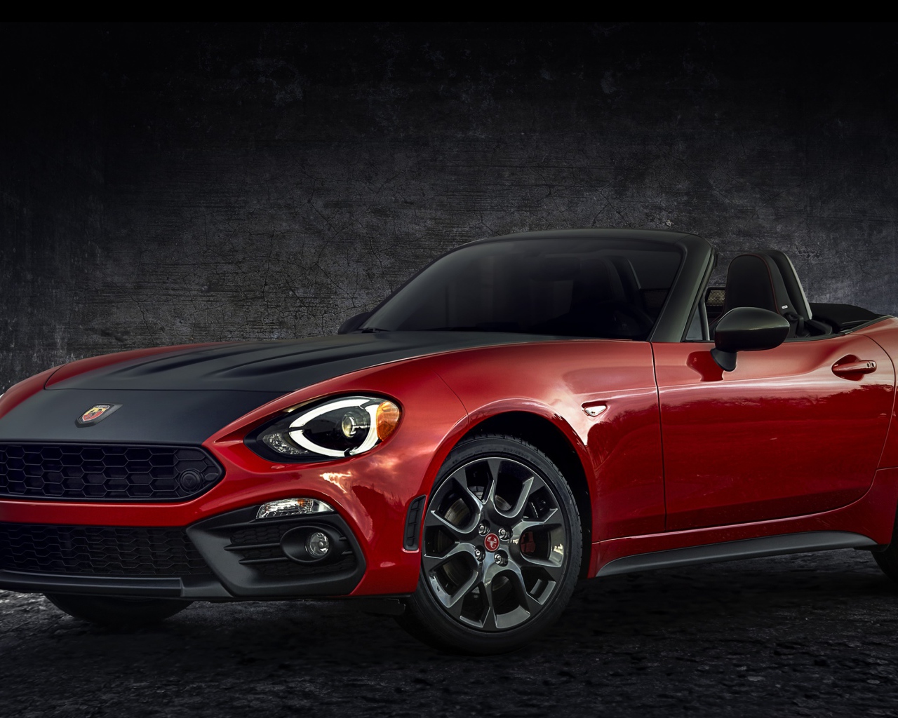 Красный кабриолет Fiat 124 Spider Abarth, 2017