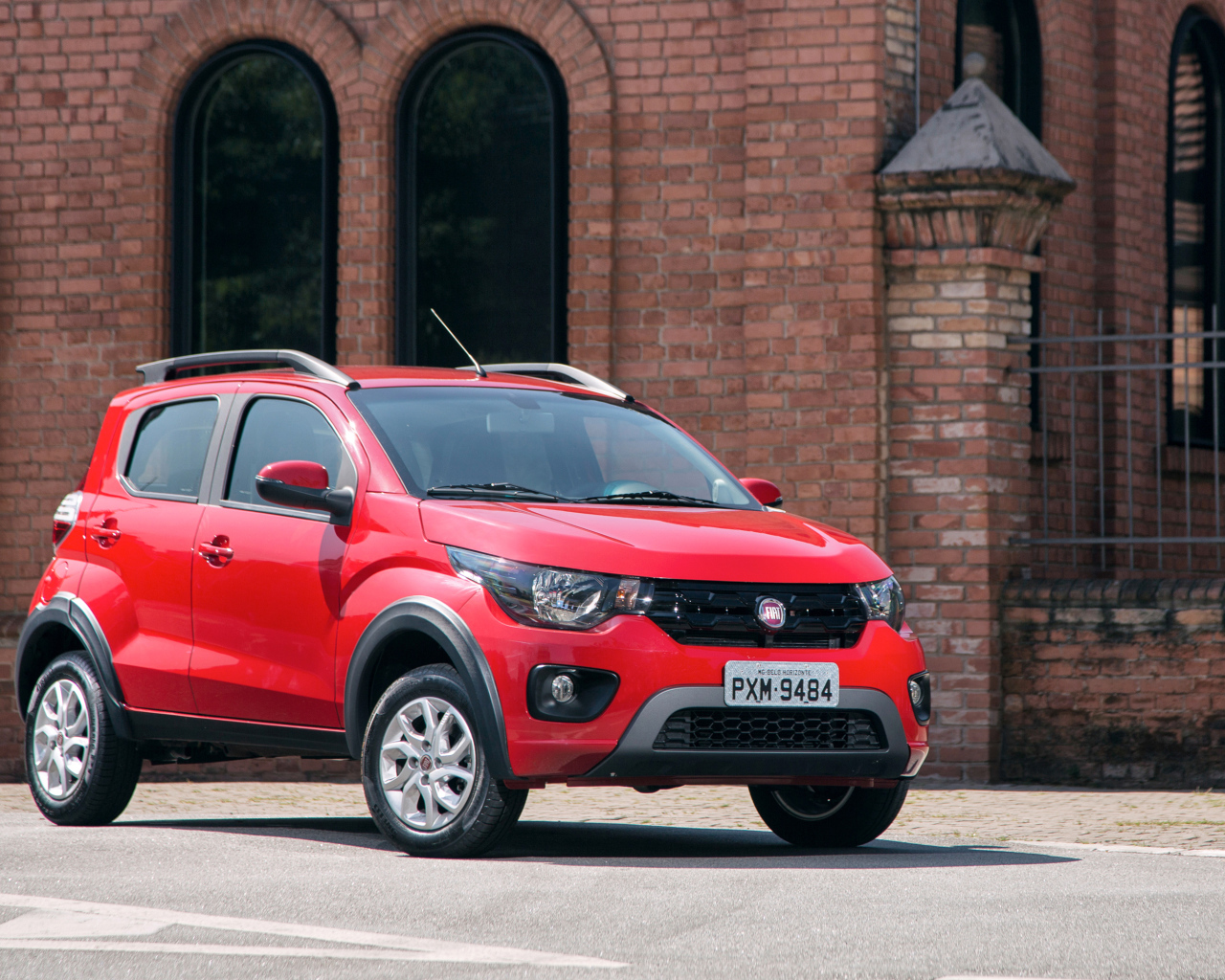 Красный автомобиль Fiat Mobi Way у здания