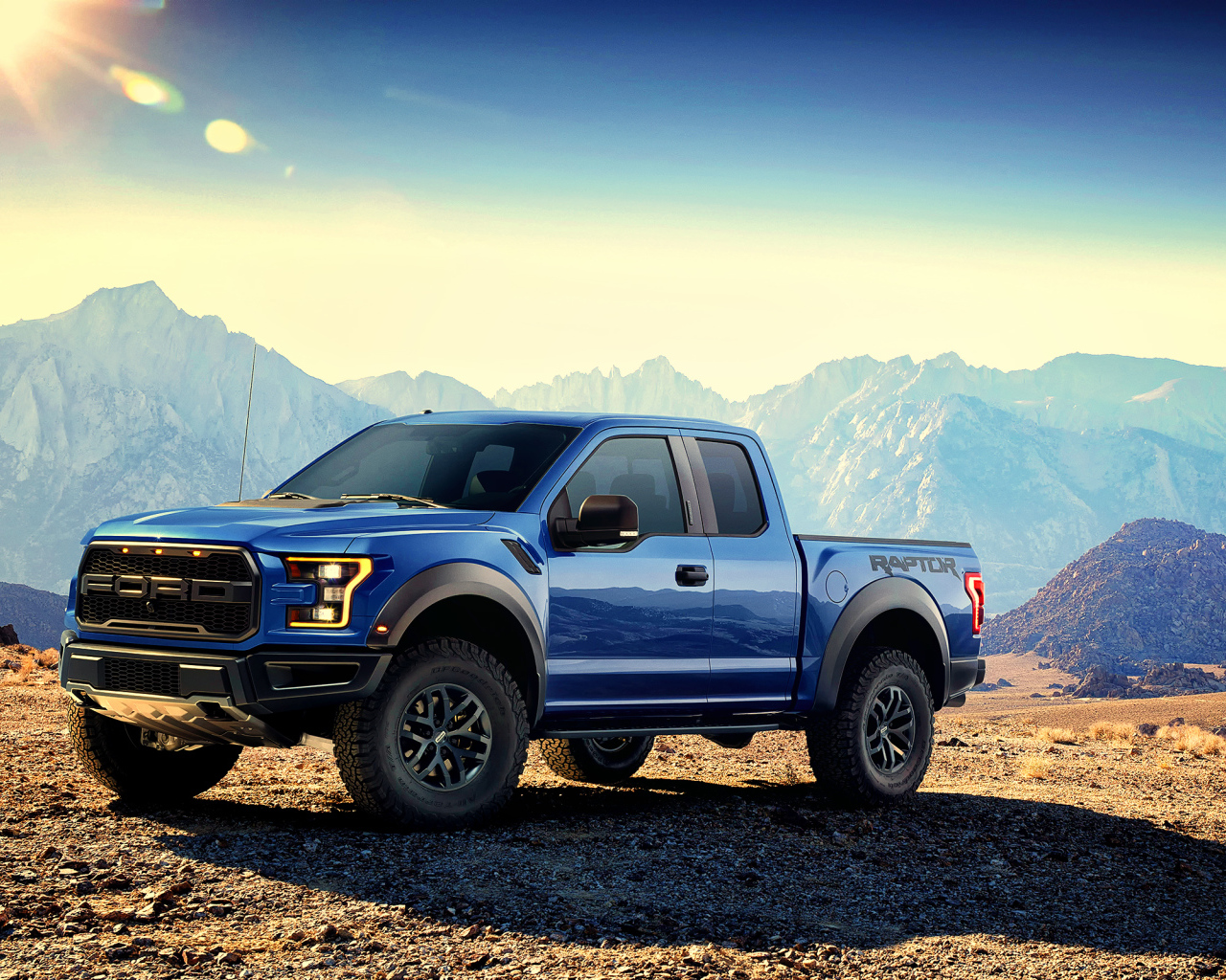 Синий пикап  Ford F-150 Raptor, 2017 на фоне гор 