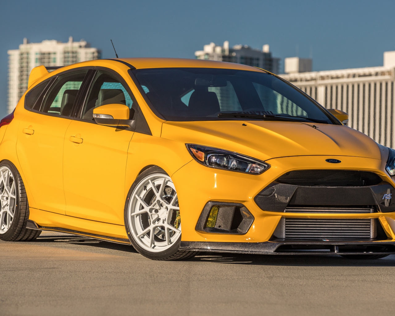 Оранжевый автомобиль Ford Focus RS