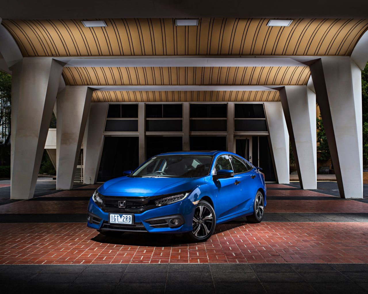 Синий спортивный автомобиль Honda Civic Type R